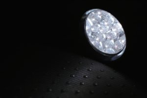 LED Tauchlampe im dunklen Wasser